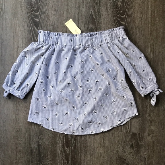 Love Notes Tops - NWT Off the shoulder striped daisy print top M